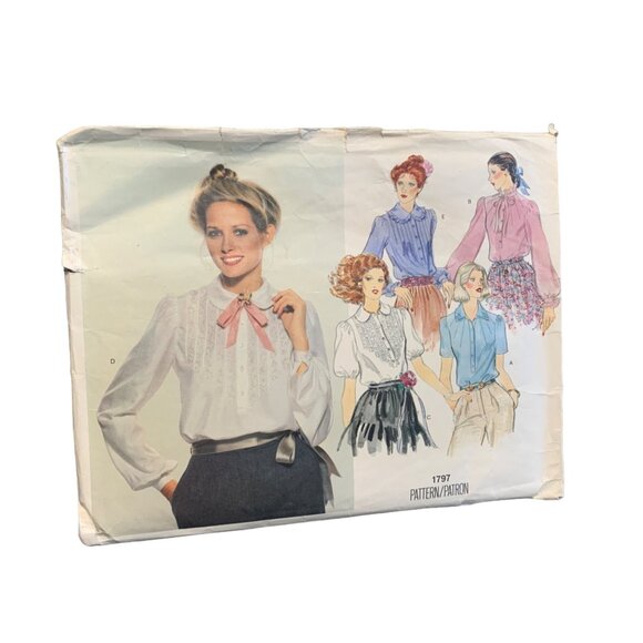 Vintage Vogue Pattern 1797 Women's Blouses Multiple Styles Size 10 uncut - Picture 1 of 2
